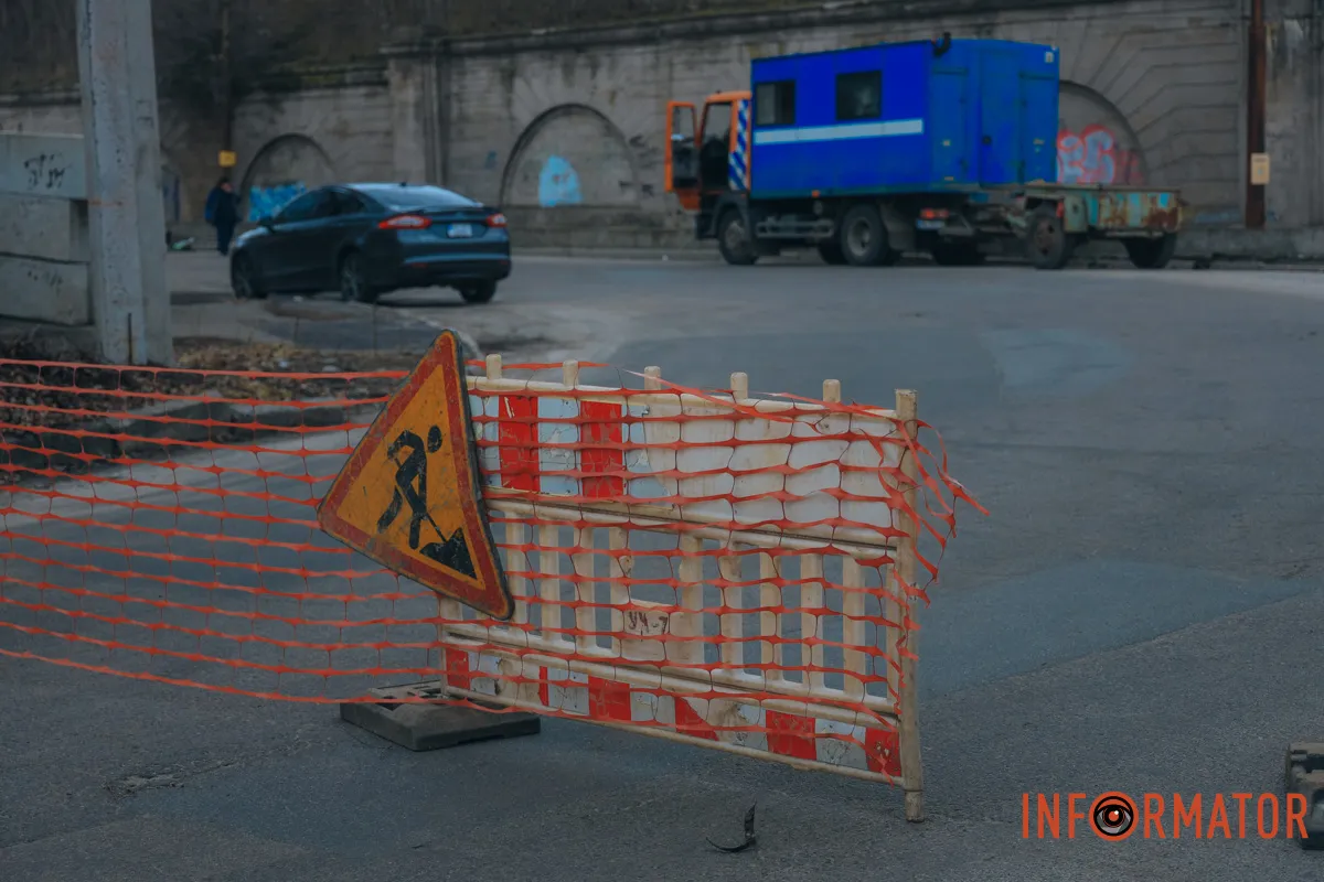 КП "Дніпроводоканал" на місці Рух перекрито: у Дніпрі на Пастера провалився асфальт 16