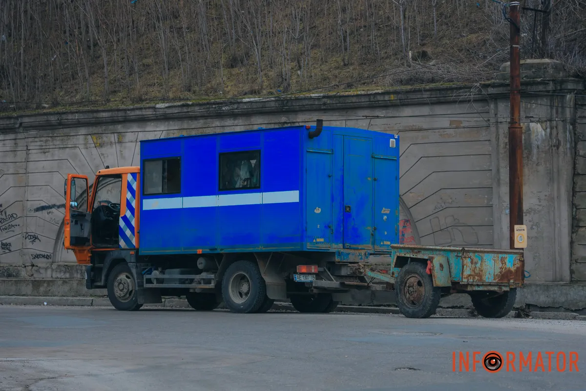 На місці знаходяться комунальники Рух перекрито: у Дніпрі на Пастера провалився асфальт 10