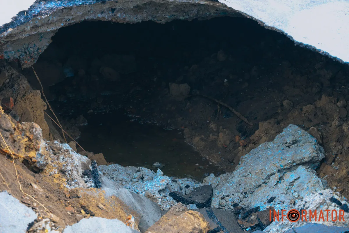 Глибокке провалля Рух перекрито: у Дніпрі на Пастера провалився асфальт 9
