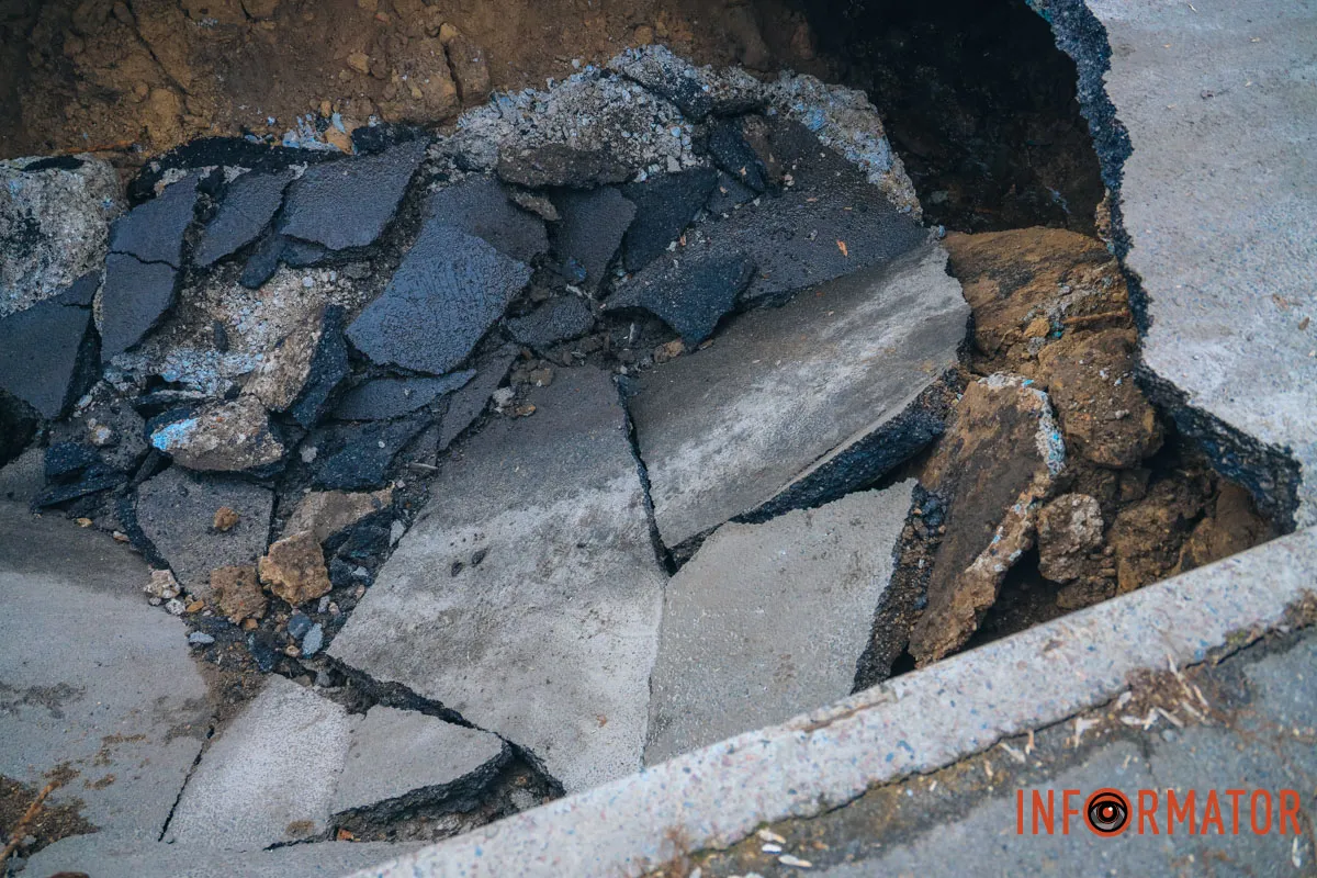 У вівторок, 3 березня Рух перекрито: у Дніпрі на Пастера провалився асфальт 6