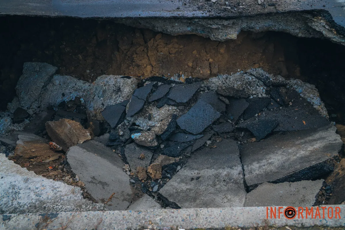Наразі невідомо, чому утворилась яма Рух перекрито: у Дніпрі на Пастера провалився асфальт 11
