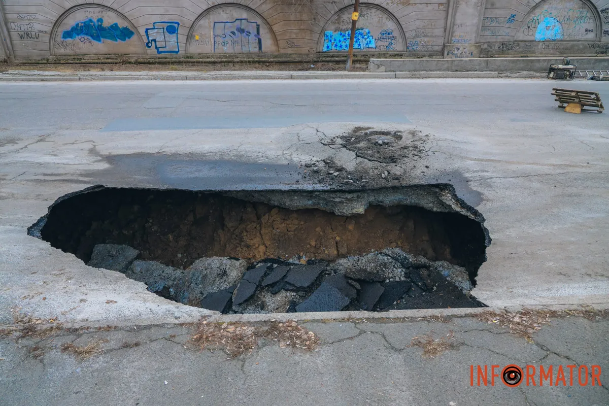 Тут не проїхати Рух перекрито: у Дніпрі на Пастера провалився асфальт 4
