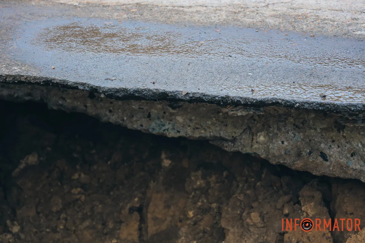 . Інцидент стався в районі будинку №26 Рух перекрито: у Дніпрі на Пастера провалився асфальт 7