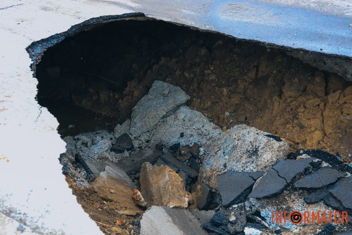 Імовірно, розмила вода Рух перекрито: у Дніпрі на Пастера провалився асфальт 15
