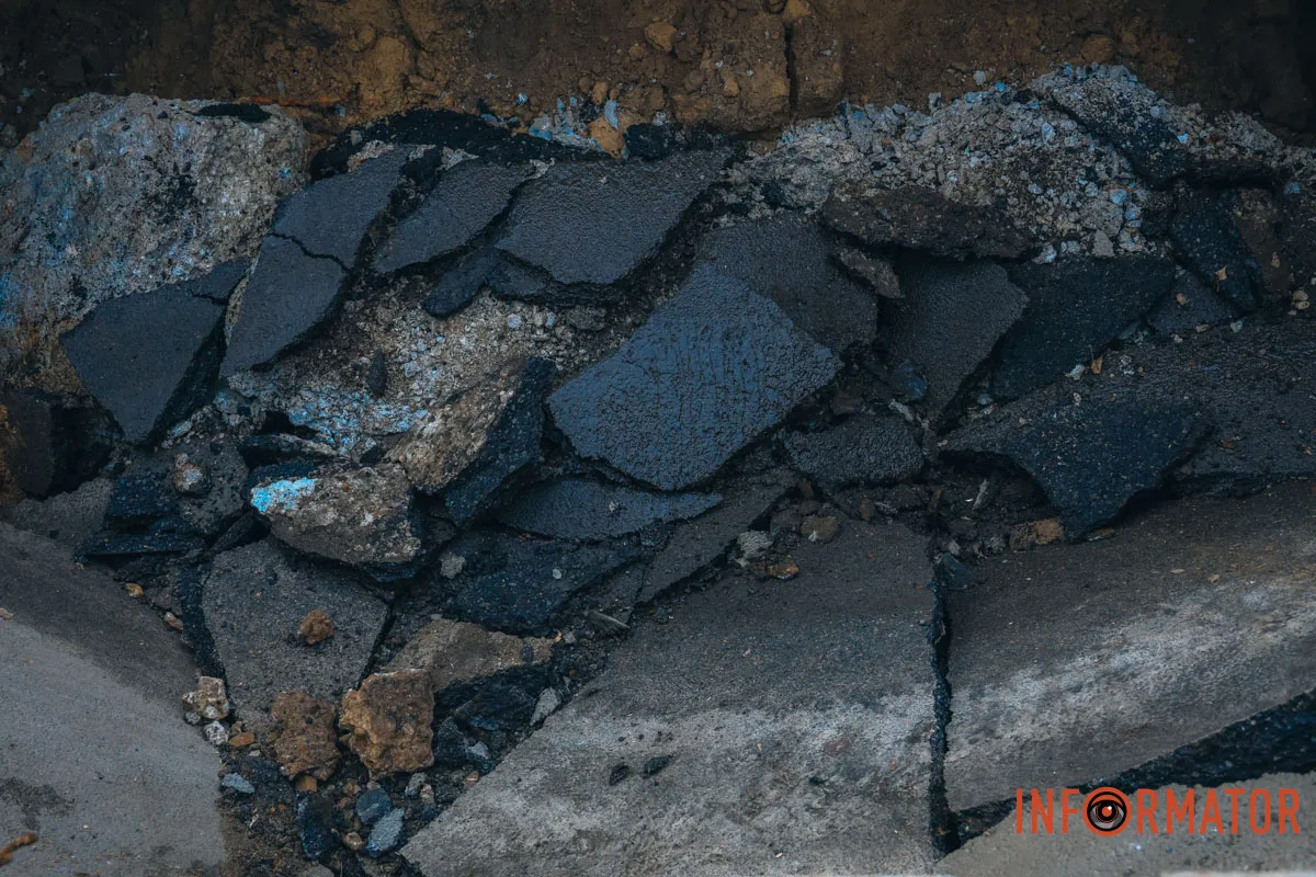 Аварійна ділянка Рух перекрито: у Дніпрі на Пастера провалився асфальт 5