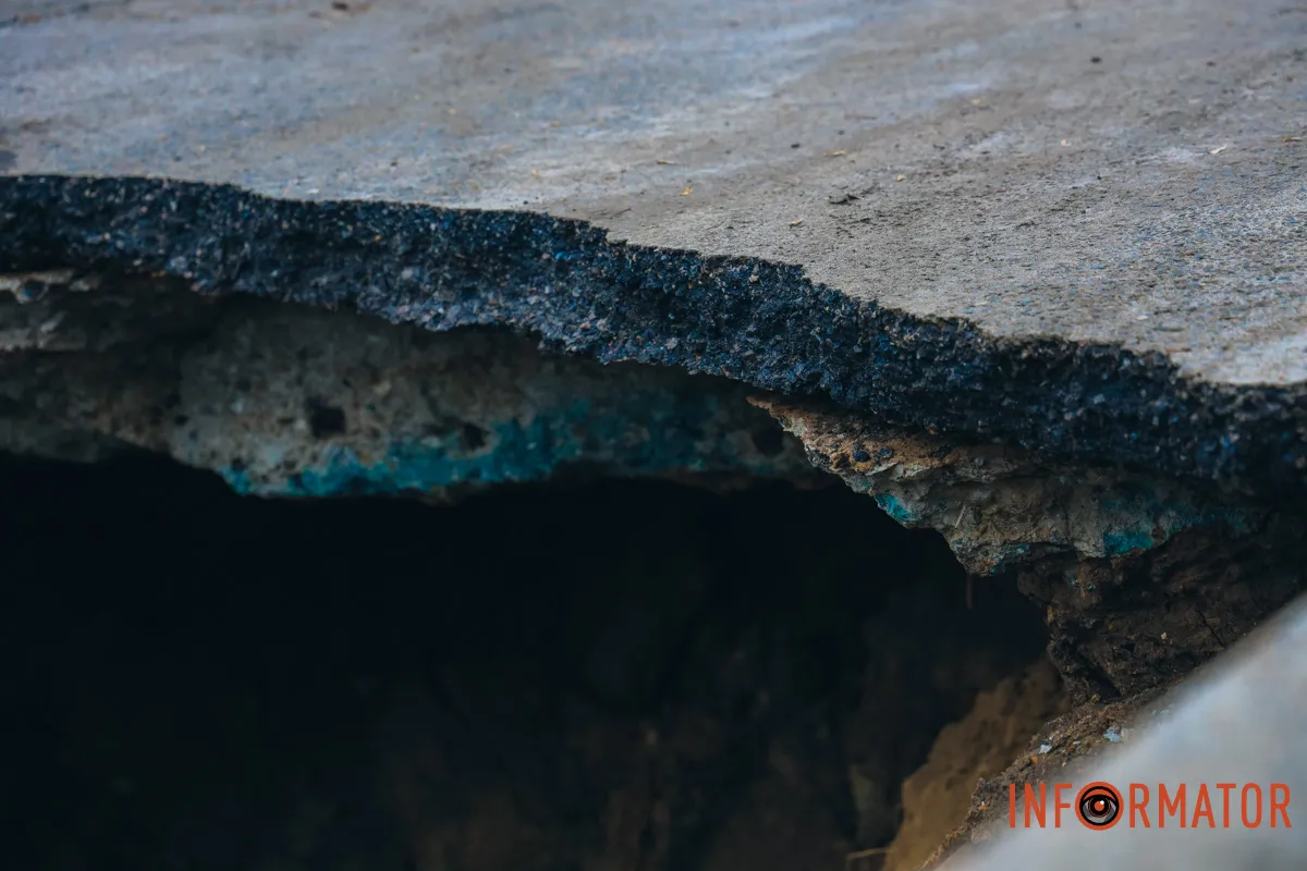 Рух по Пастера в напрямку вулиці Князя Ярослава Мудрого повністю перекрили Рух перекрито: у Дніпрі на Пастера провалився асфальт 13