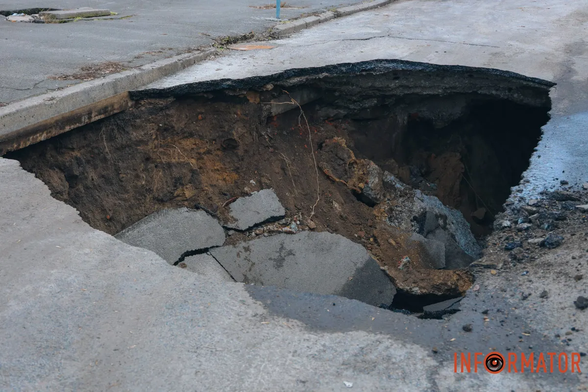 Проїхати з площі Десантників по Пастера до Старомостової площі неможливо Рух перекрито: у Дніпрі на Пастера провалився асфальт 14
