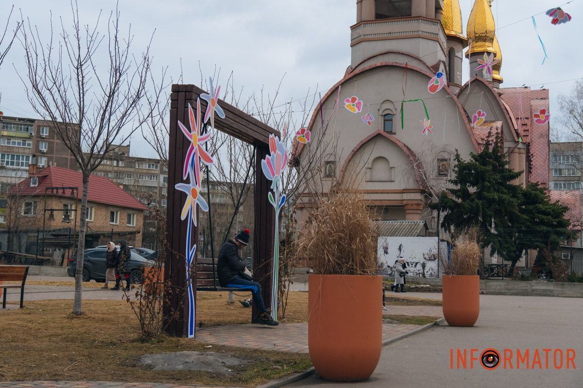 Гойдалки у сквері Усачова прикрасили декоративними квітами Гойдалки у сквері Усачова прикрасили декоративними квітами