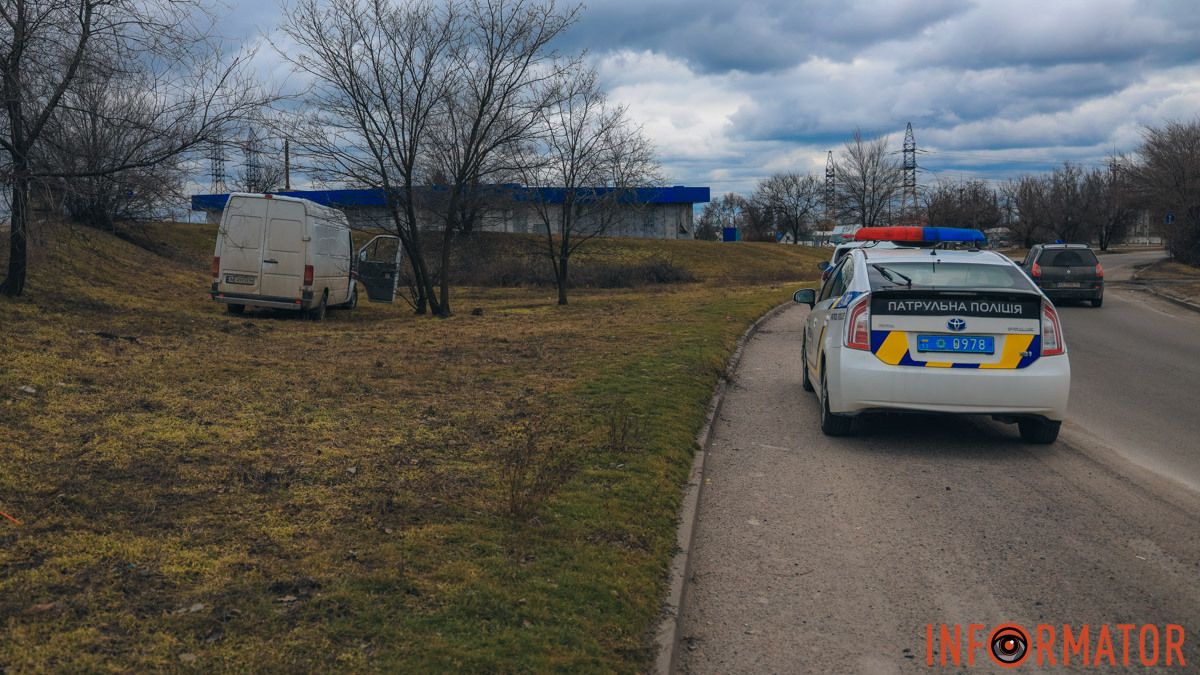 Volkswagen на узбіччі та поліція: що сталось на Передовій в Дніпрі