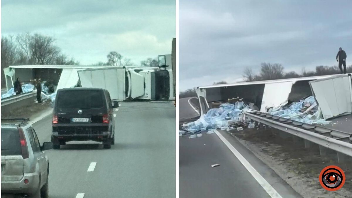 На трасі «Дніпро – Кривий Ріг» перекинулася фура з водою