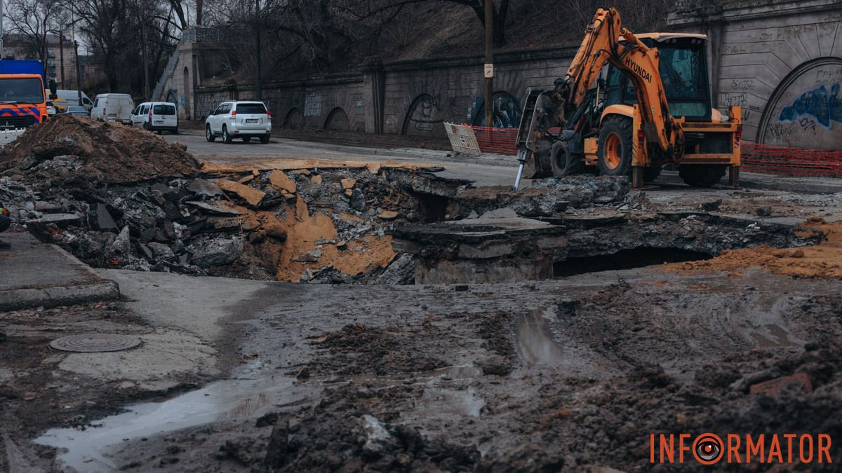 Декілька вулиць залишились без води: провалля на Пастера у Дніпрі збільшилось, працюють комунальники