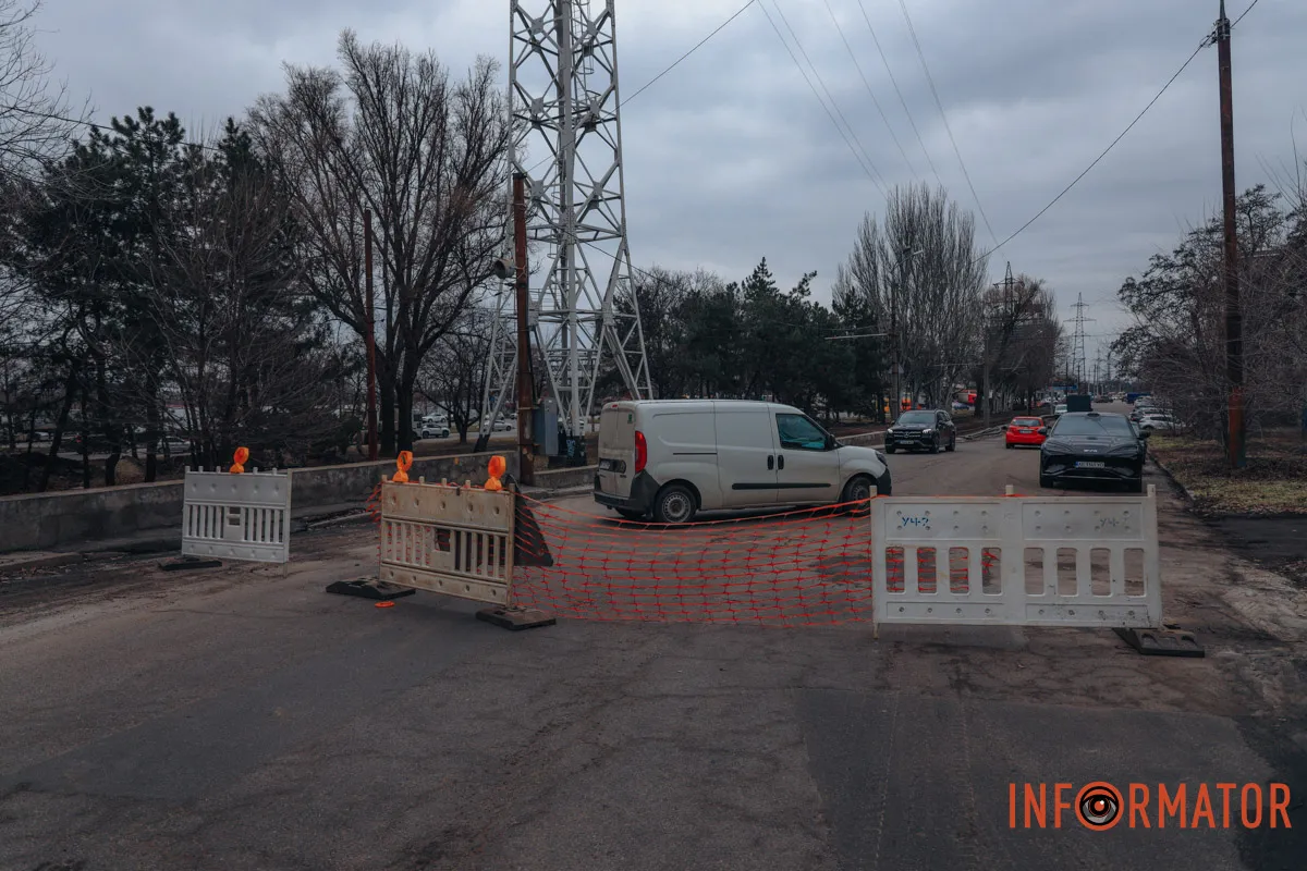 Вулиця частково залишилась без води: провалля на Пастера у Дніпрі збільшилось, працюють комунальники 2