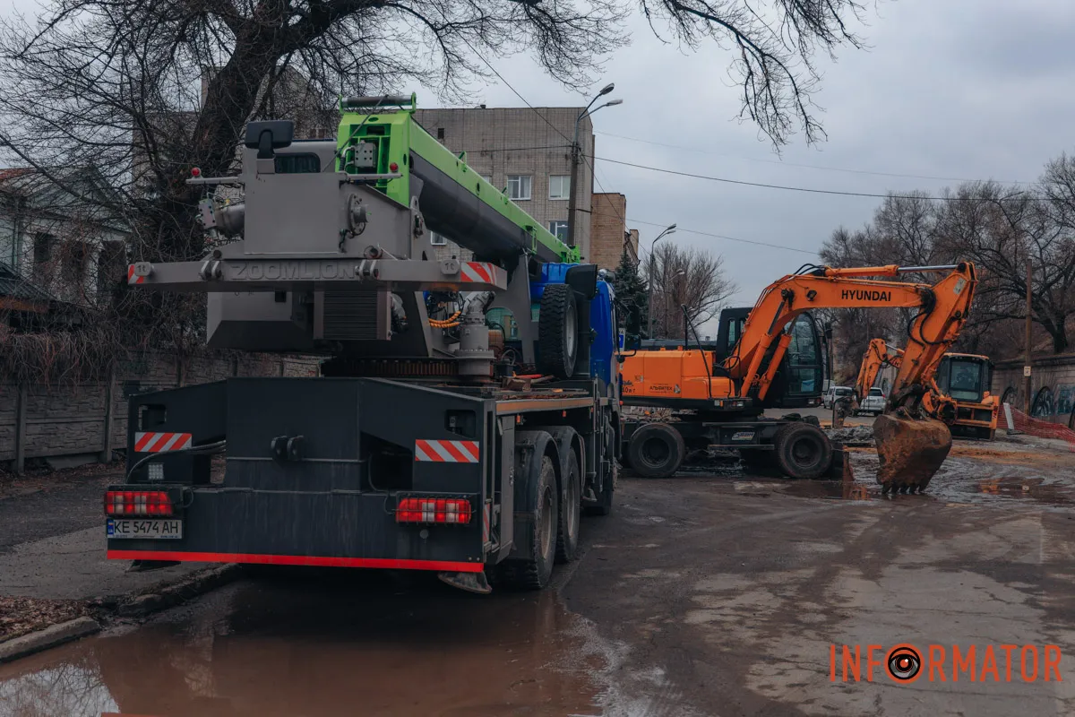 Вулиця частково залишилась без води: провалля на Пастера у Дніпрі збільшилось, працюють комунальники 1