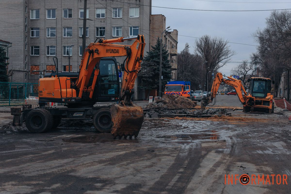 Вулиця частково залишилась без води: провалля на Пастера у Дніпрі збільшилось, працюють комунальники 8