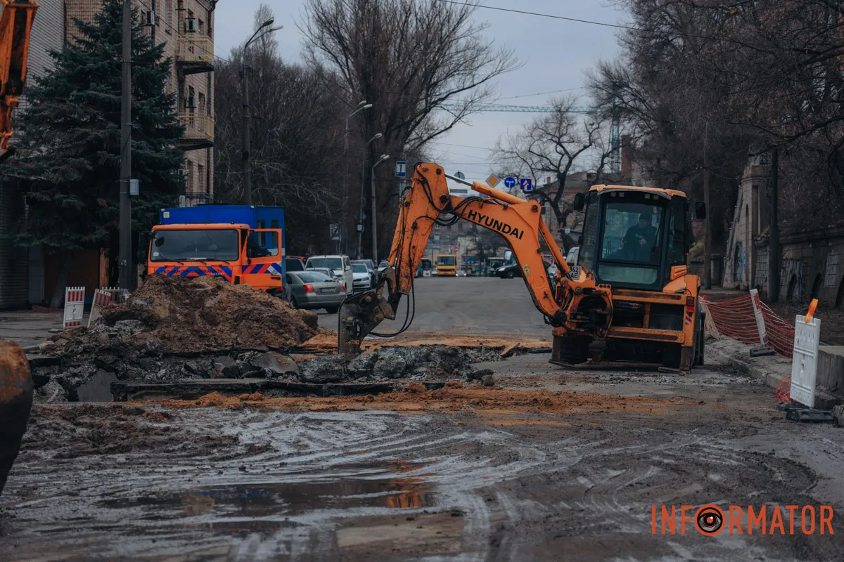 Вулиця частково залишилась без води: провалля на Пастера у Дніпрі збільшилось, працюють комунальники 16