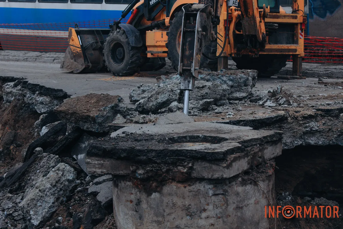 Вулиця частково залишилась без води: провалля на Пастера у Дніпрі збільшилось, працюють комунальники 14