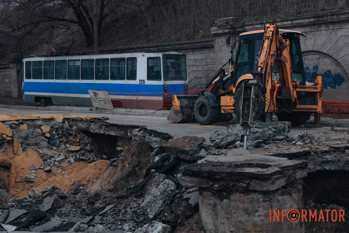 Вулиця частково залишилась без води: провалля на Пастера у Дніпрі збільшилось, працюють комунальники 3