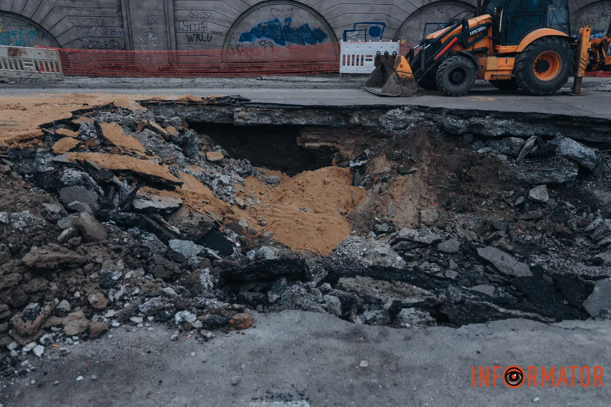 Вулиця частково залишилась без води: провалля на Пастера у Дніпрі збільшилось, працюють комунальники 17