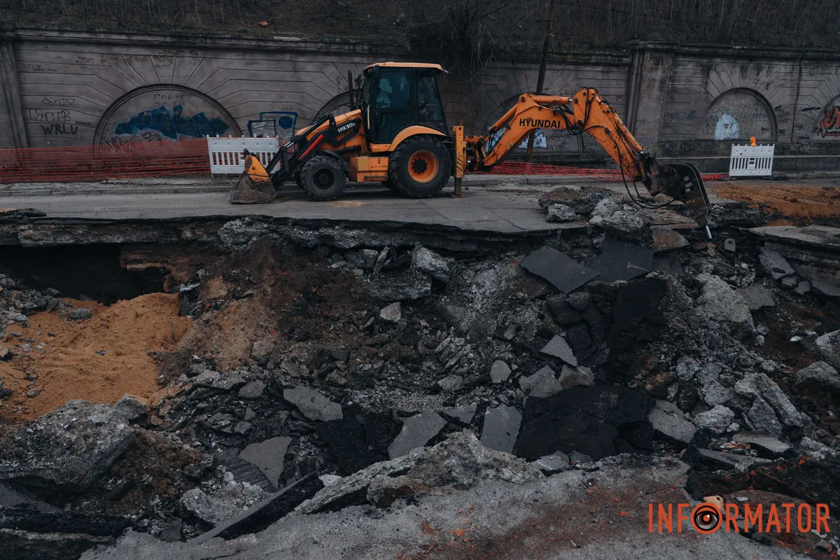 Вулиця частково залишилась без води: провалля на Пастера у Дніпрі збільшилось, працюють комунальники 7