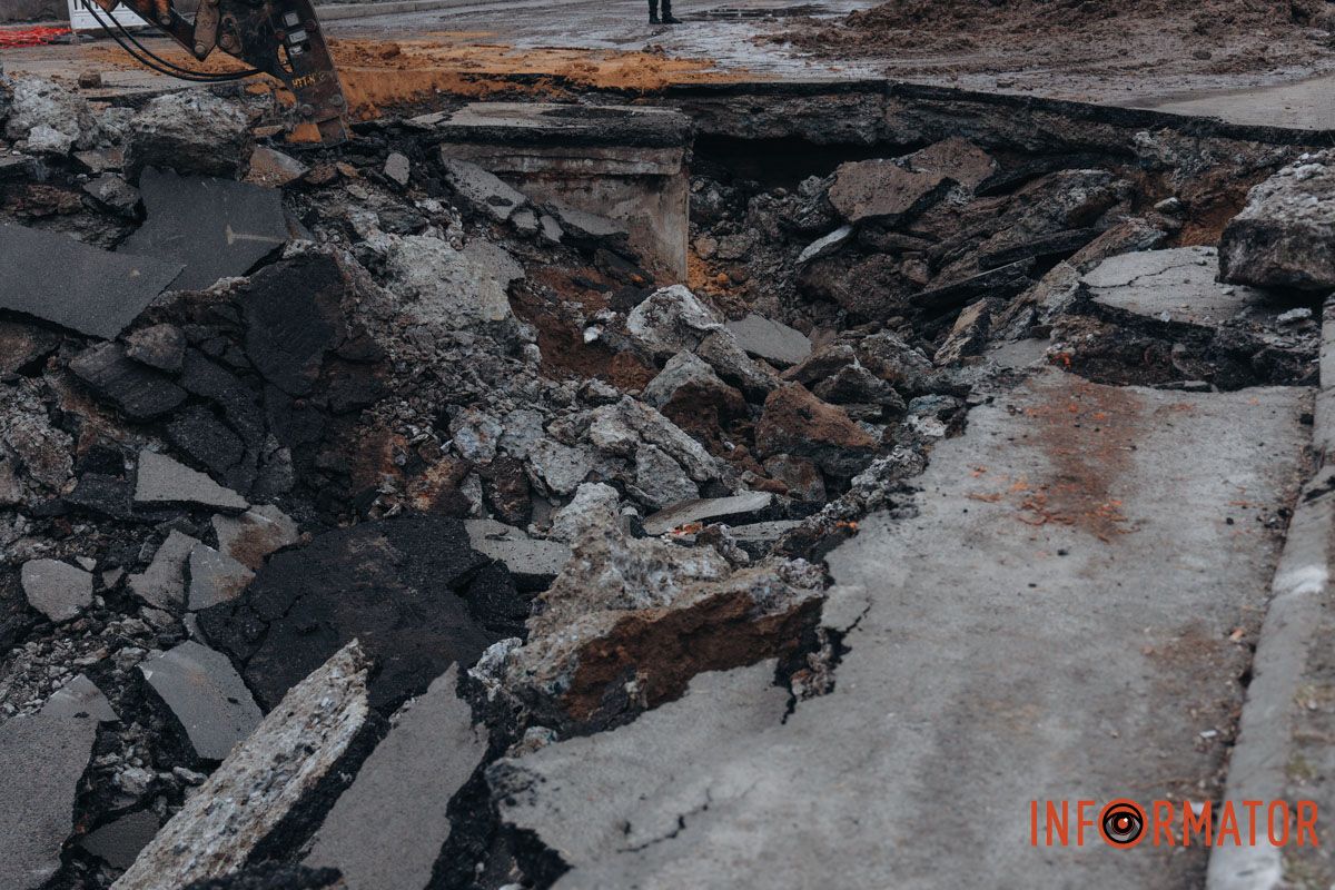 Вулиця частково залишилась без води: провалля на Пастера у Дніпрі збільшилось, працюють комунальники 10