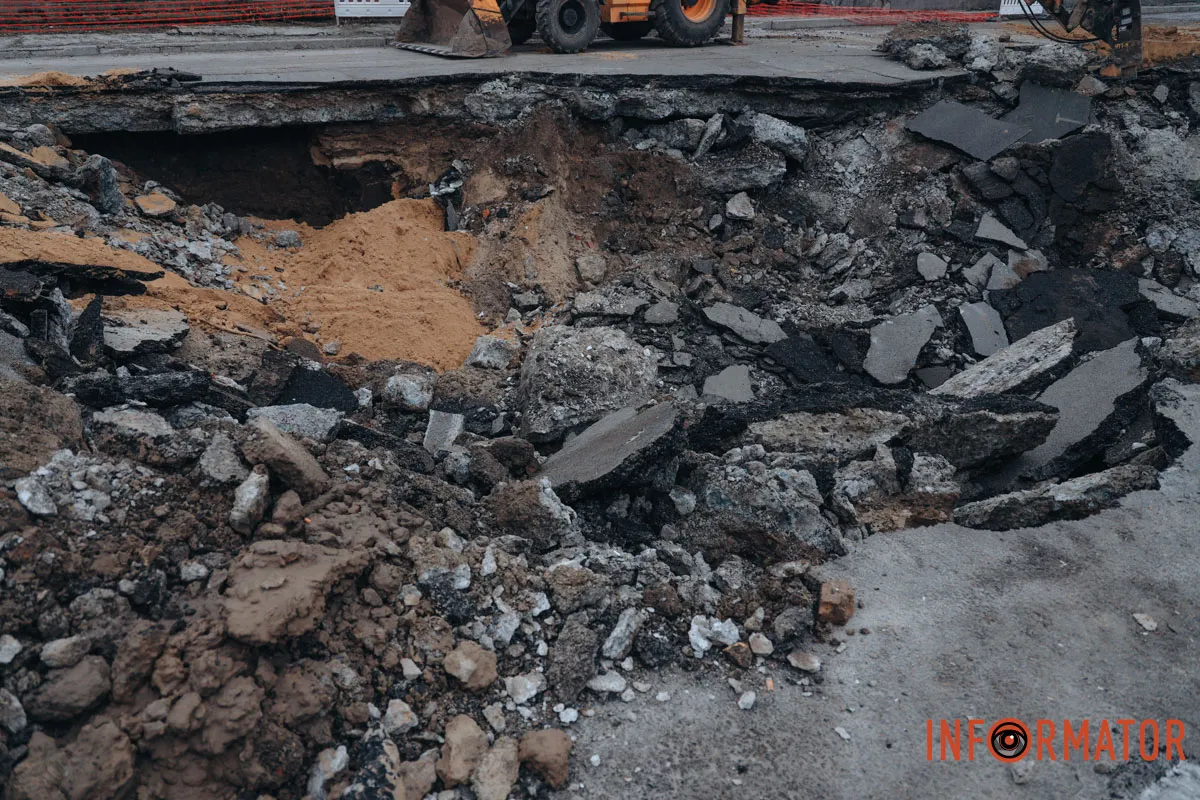 Вулиця частково залишилась без води: провалля на Пастера у Дніпрі збільшилось, працюють комунальники 13
