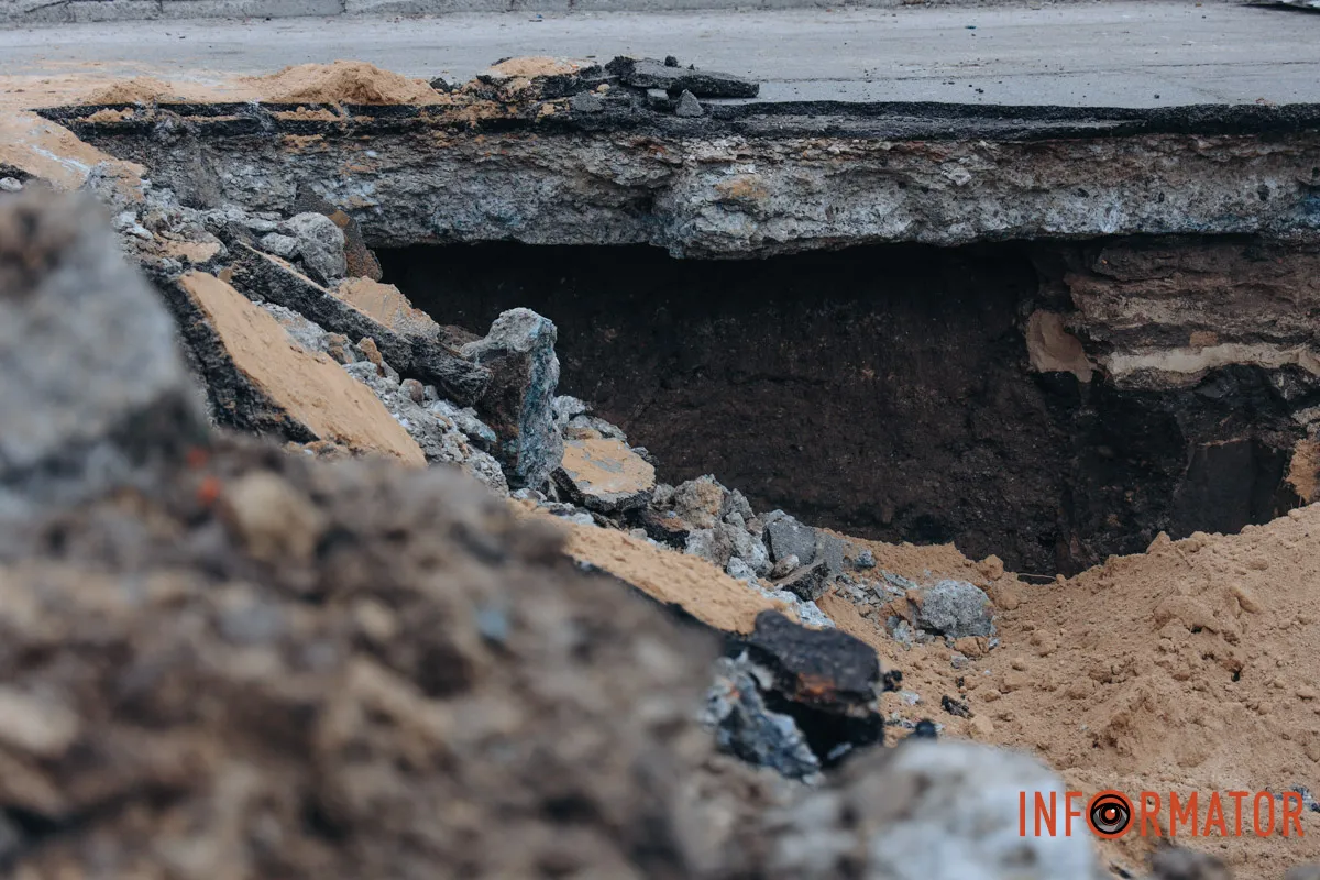 Вулиця частково залишилась без води: провалля на Пастера у Дніпрі збільшилось, працюють комунальники 6