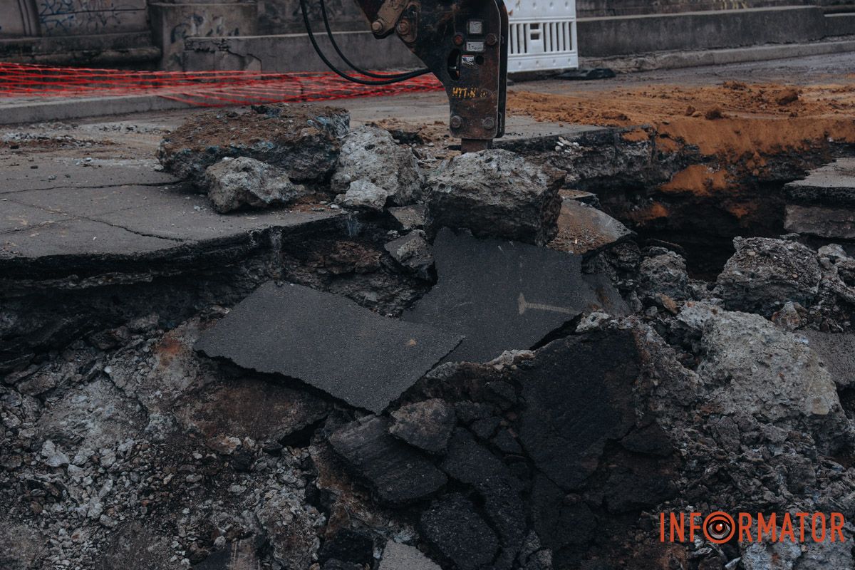 Вулиця частково залишилась без води: провалля на Пастера у Дніпрі збільшилось, працюють комунальники 15