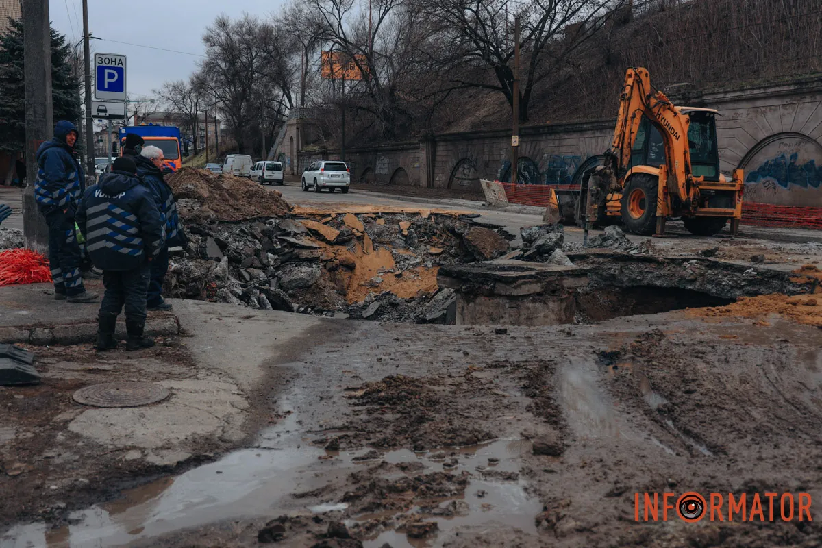 Вулиця частково залишилась без води: провалля на Пастера у Дніпрі збільшилось, працюють комунальники 5