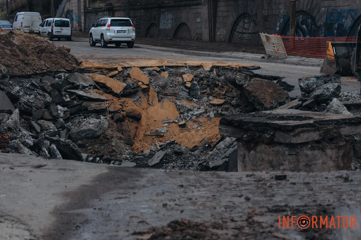 Вулиця частково залишилась без води: провалля на Пастера у Дніпрі збільшилось, працюють комунальники 12
