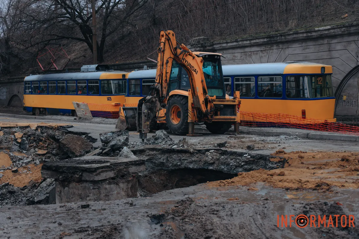 Вулиця частково залишилась без води: провалля на Пастера у Дніпрі збільшилось, працюють комунальники 11