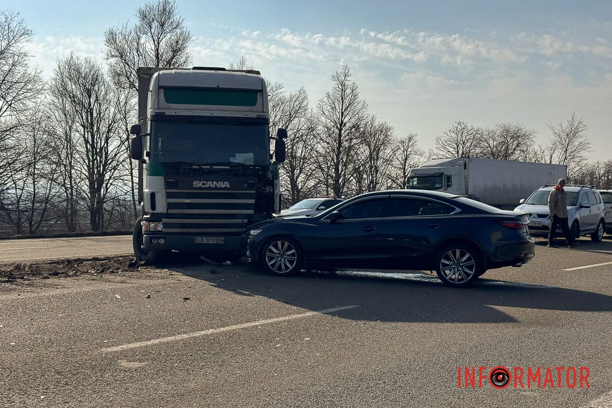 На трасі Дніпро-Запоріжжя зіткнулись фура та Mazda: рух ускладнено, працює поліція 6