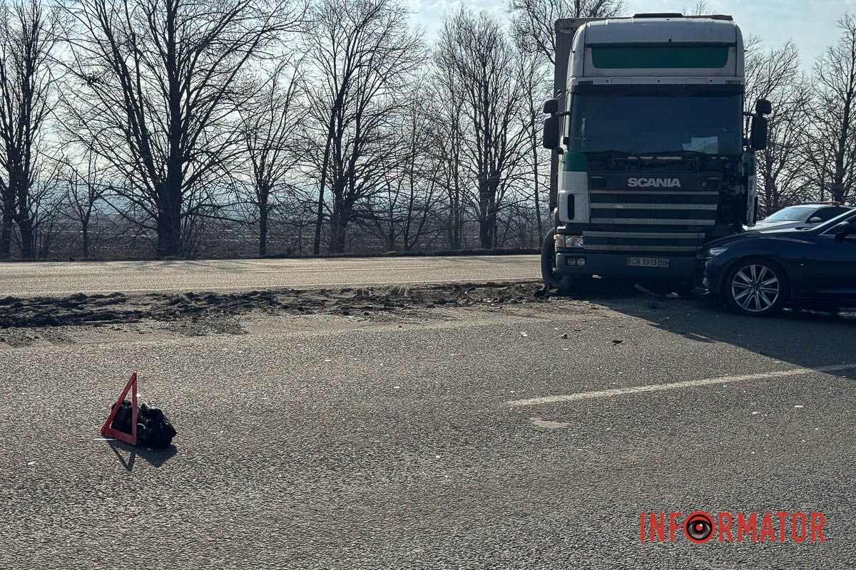На трасі Дніпро-Запоріжжя зіткнулись фура та Mazda: рух ускладнено, працює поліція 7