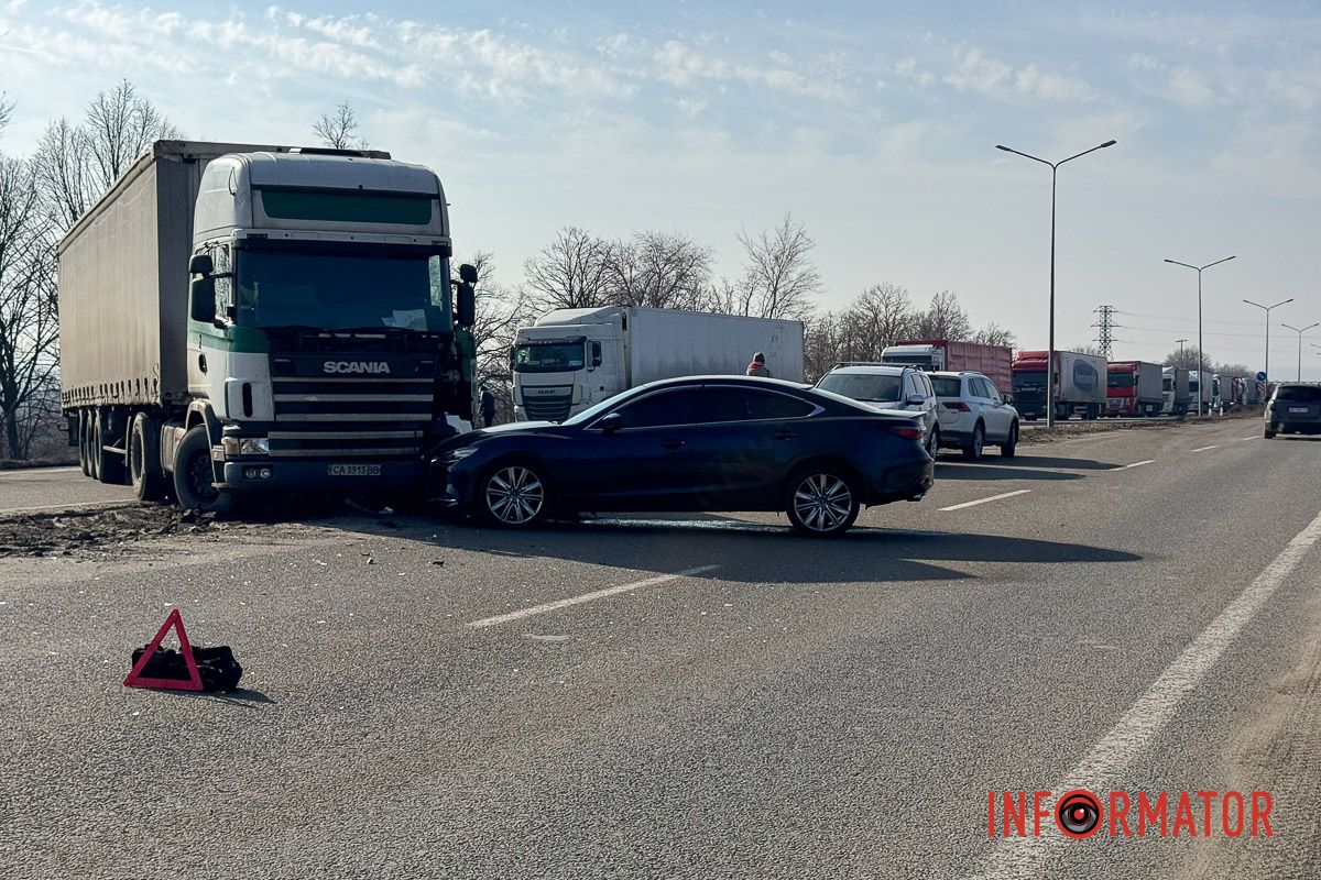 На трасі Дніпро-Запоріжжя зіткнулись фура та Mazda: рух ускладнено, працює поліція 8