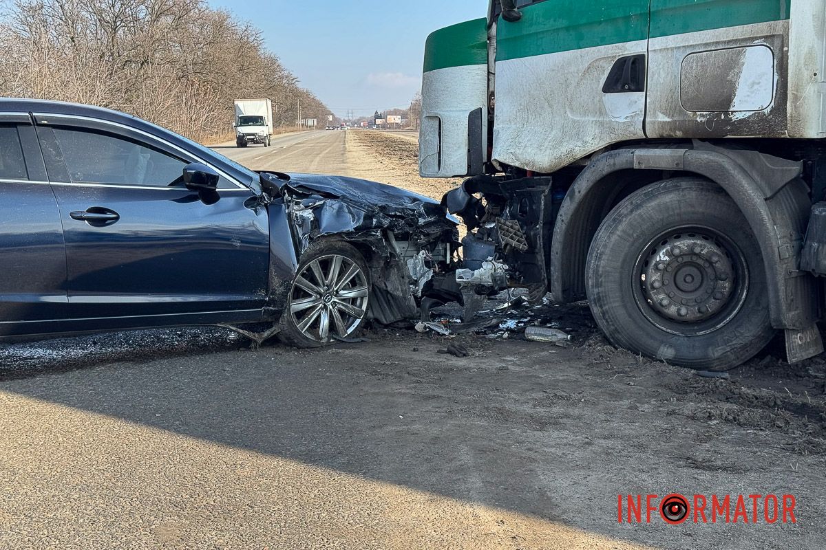 На трасі Дніпро-Запоріжжя зіткнулись фура та Mazda: рух ускладнено, працює поліція 5