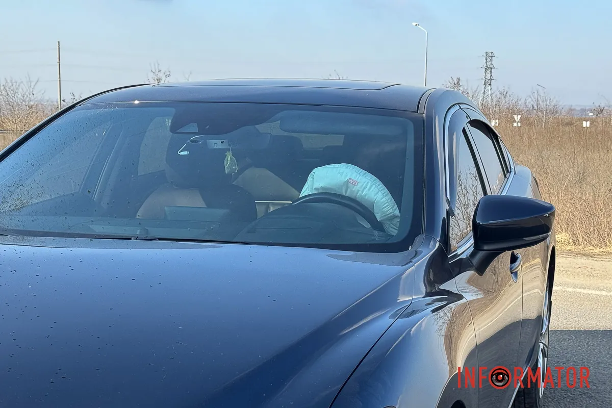 На трасі Дніпро-Запоріжжя зіткнулись фура та Mazda: рух ускладнено, працює поліція 4