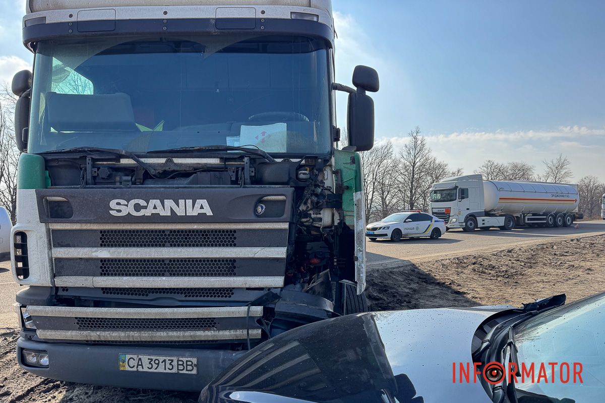 На трасі Дніпро-Запоріжжя зіткнулись фура та Mazda: рух ускладнено, працює поліція 3