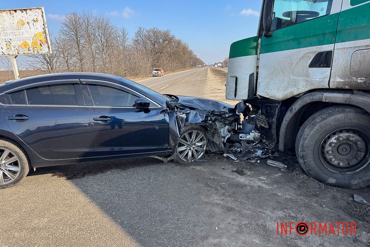 На трасі Дніпро-Запоріжжя зіткнулись фура та Mazda: рух ускладнено, працює поліція 1