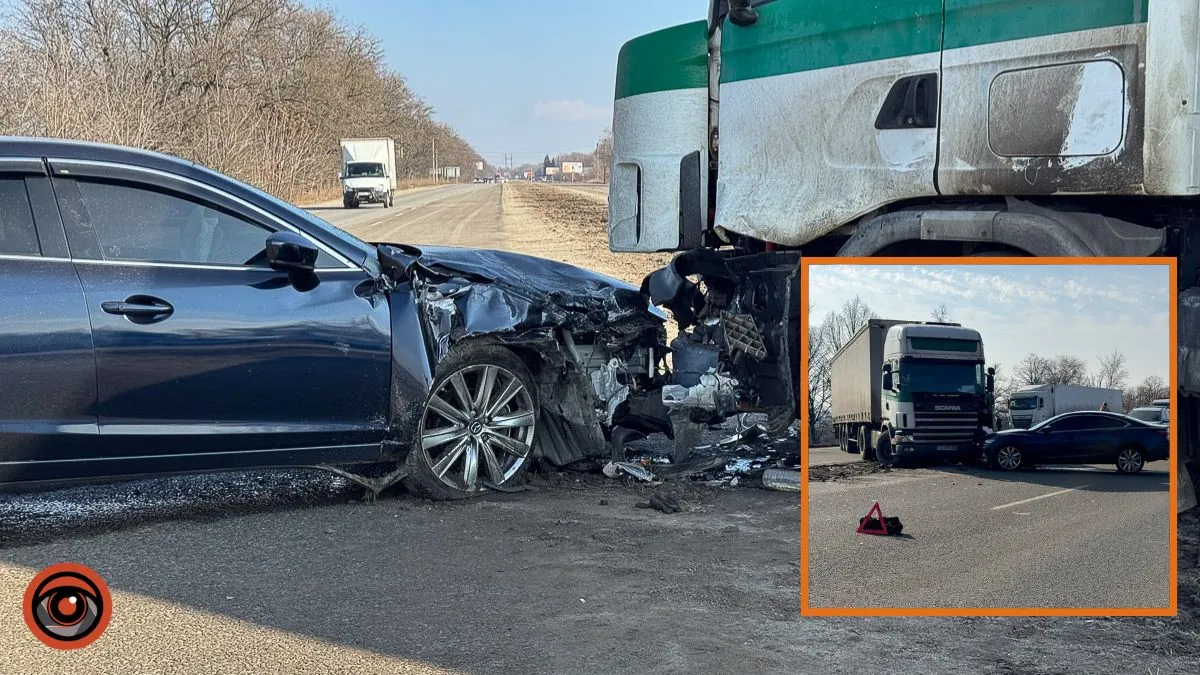 На трасі Дніпро-Запоріжжя зіткнулись фура та Mazda: рух ускладнено, працює поліція