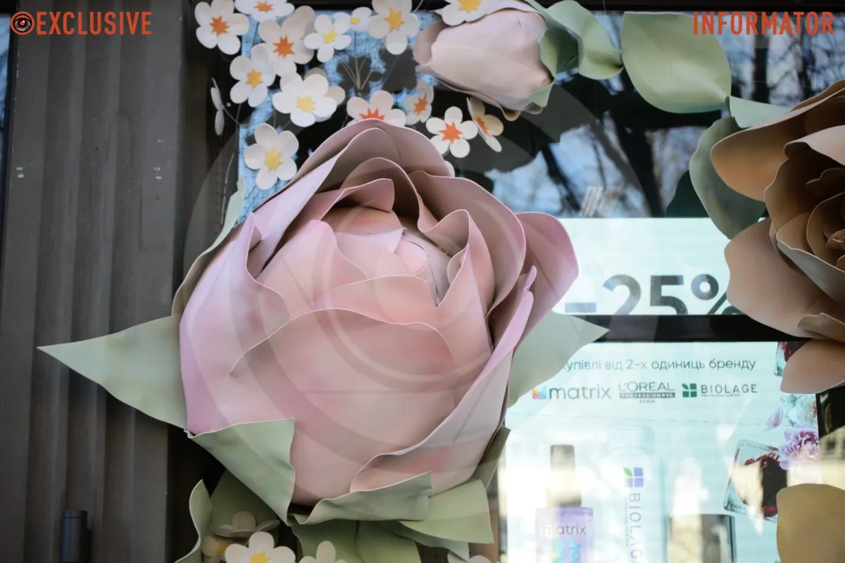 Гігантські квіти посеред міста: у центрі Дніпра встановили весняну фотозону 1