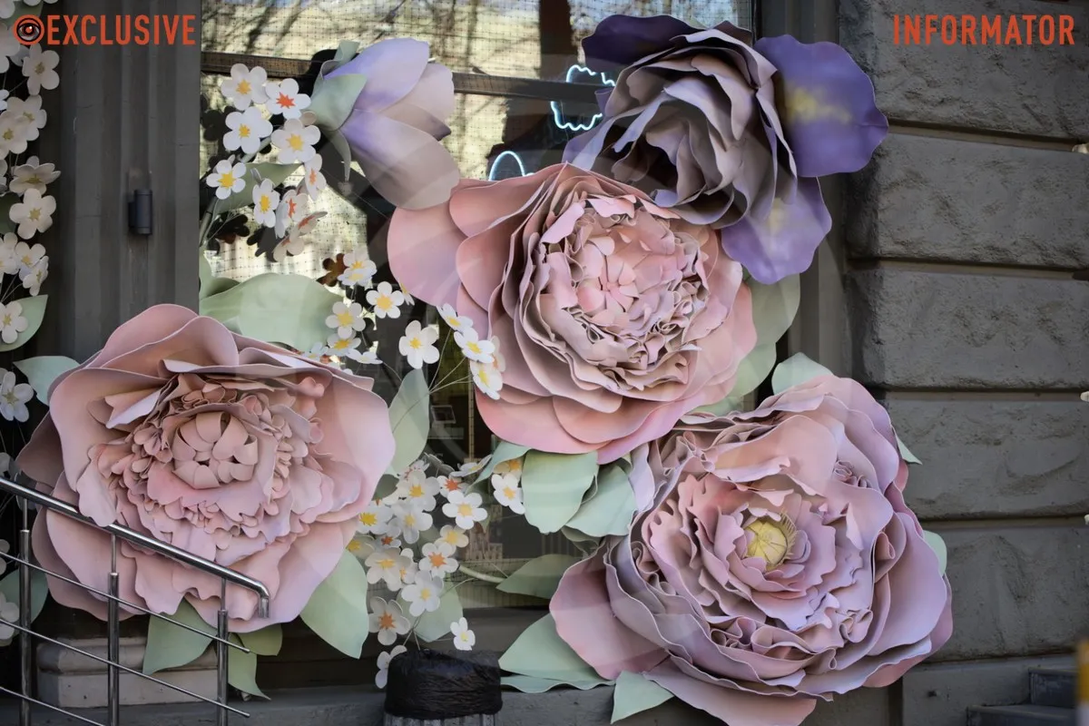 Гігантські квіти посеред міста: у центрі Дніпра встановили весняну фотозону 2