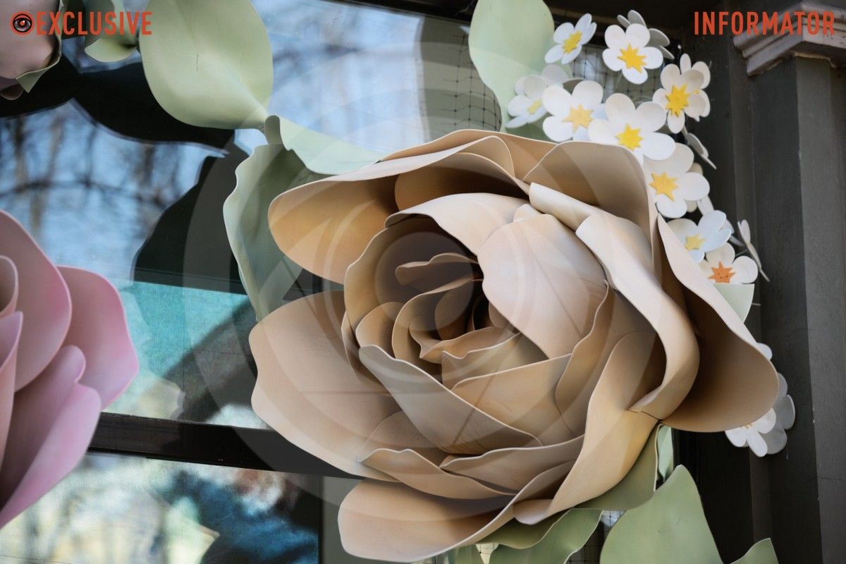 Гігантські квіти посеред міста: у центрі Дніпра встановили весняну фотозону 4