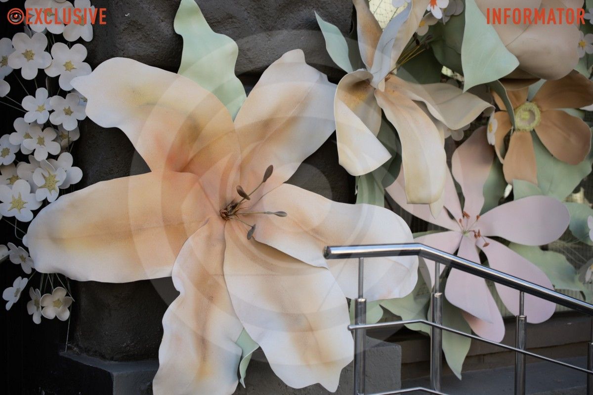 Гігантські квіти посеред міста: у центрі Дніпра встановили весняну фотозону 6