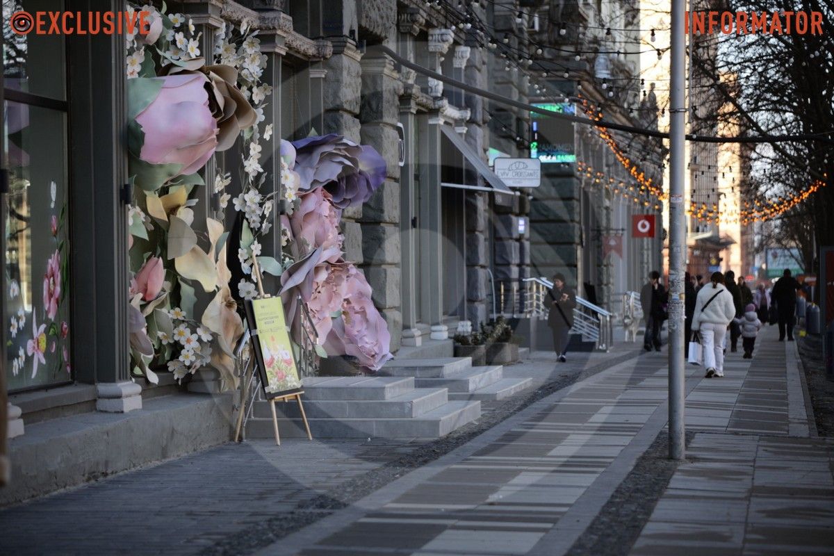 Гігантські квіти посеред міста: у центрі Дніпра встановили весняну фотозону 7