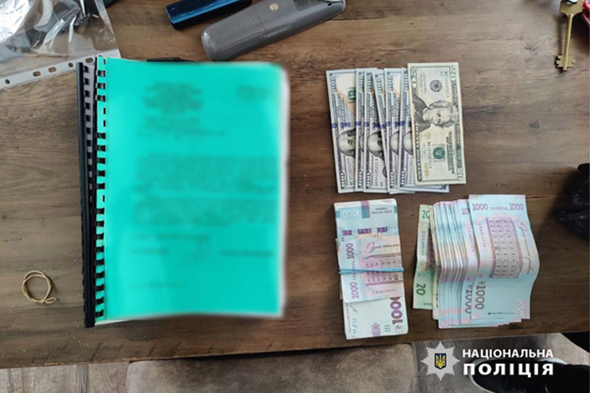 Фото з обшуків поліції у фігурантів справи