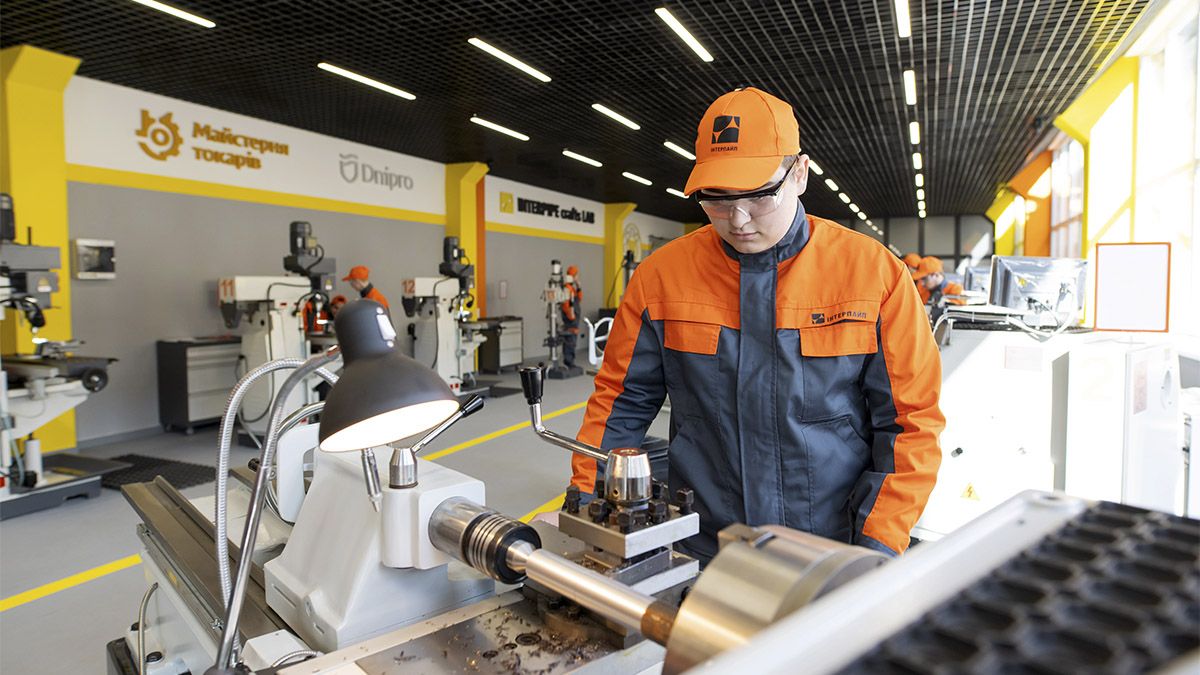 Токарі та електромонтери: «Інтерпайп» Пінчука та міська влада Дніпра разом модернізують ПТУ №2