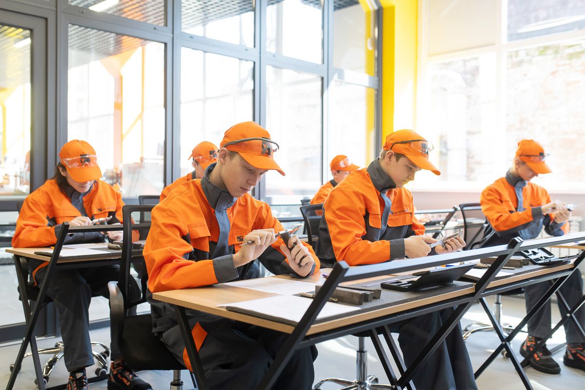 Токарі та електромонтери: «Інтерпайп» Пінчука та міська влада Дніпра разом модернізують ПТУ №2 1