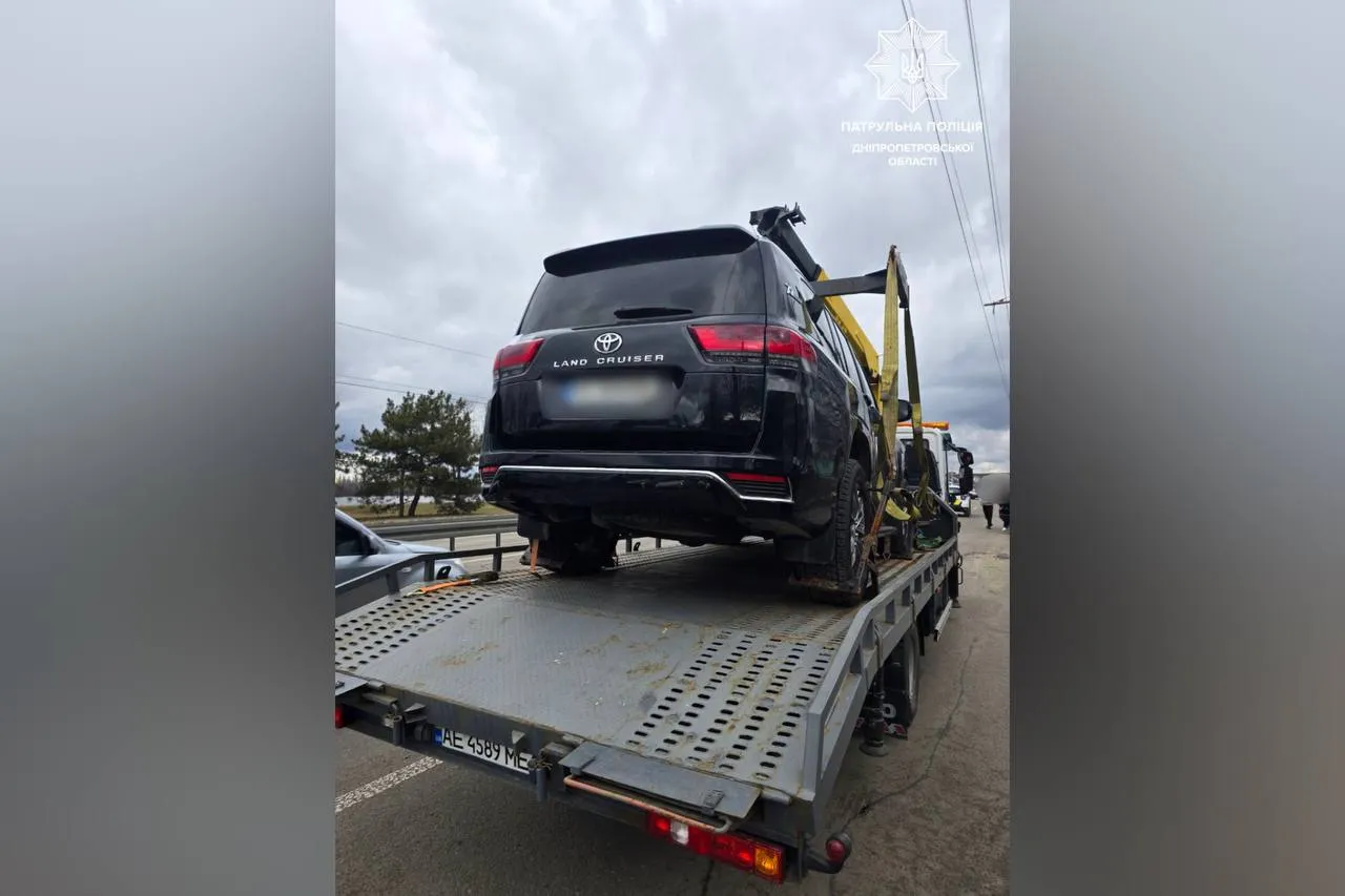 У Дніпрі на Набережній Заводській затримали порушника на Toyota Land Cruiser