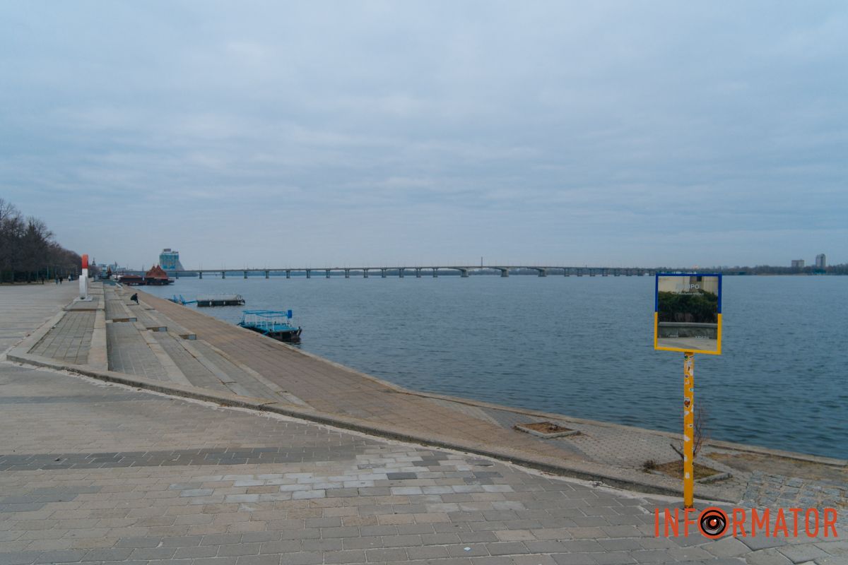 В Днепре 13 сентября 2025 года, в День города, открыли зеркало на Фестивальном причале