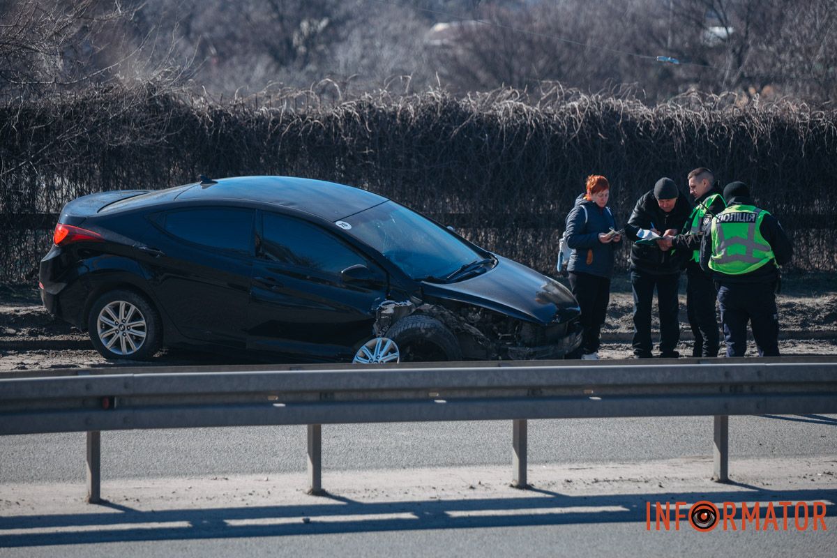 Там машина врізалась у стовп