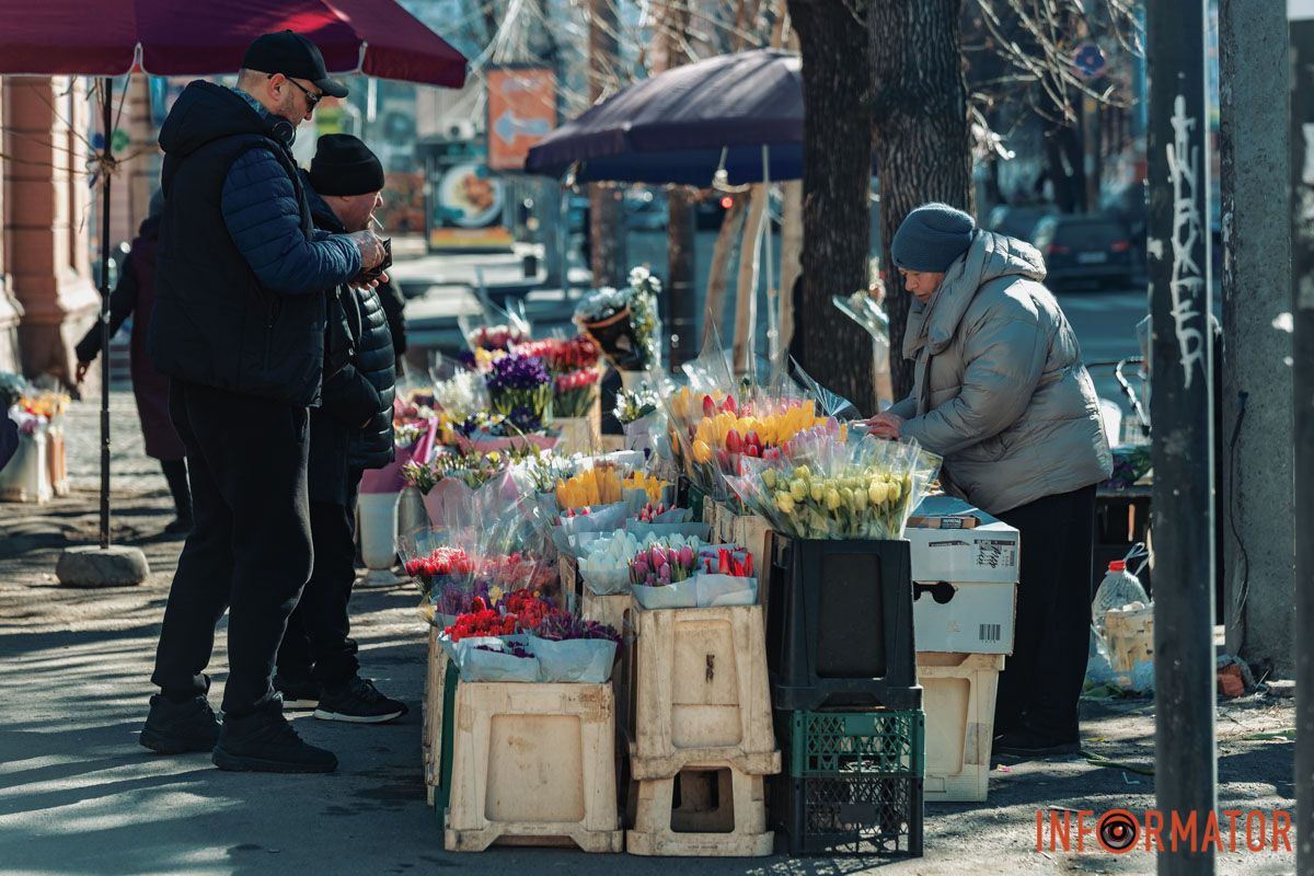 Традиційно чоловіки дарують на це свято жінкам квіти Майже 5 тисяч гривень за букет тюльпанів: скільки у Дніпрі коштують квіти на 8 березня 7